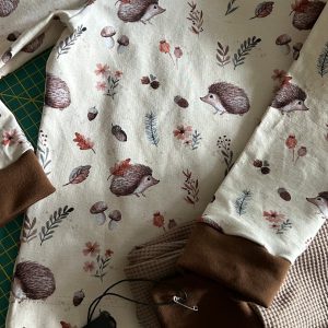 Handgenähtes Igel-Set «Stachel» mit Igel-Print und braunen Bündchen